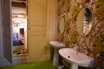 La salle de bain avec la photo d'art