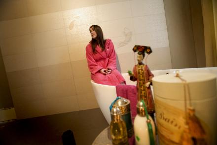 Juliette dans la salle de bain Samsara Juliette dans la salle de bain Samsara