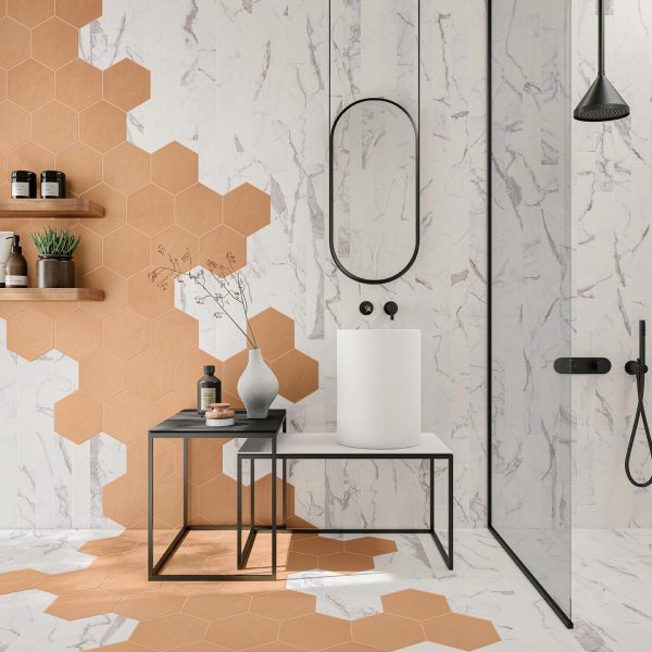 Carreau format hexagonal Osmose Ocre et marbre Adage Statuario 8x80