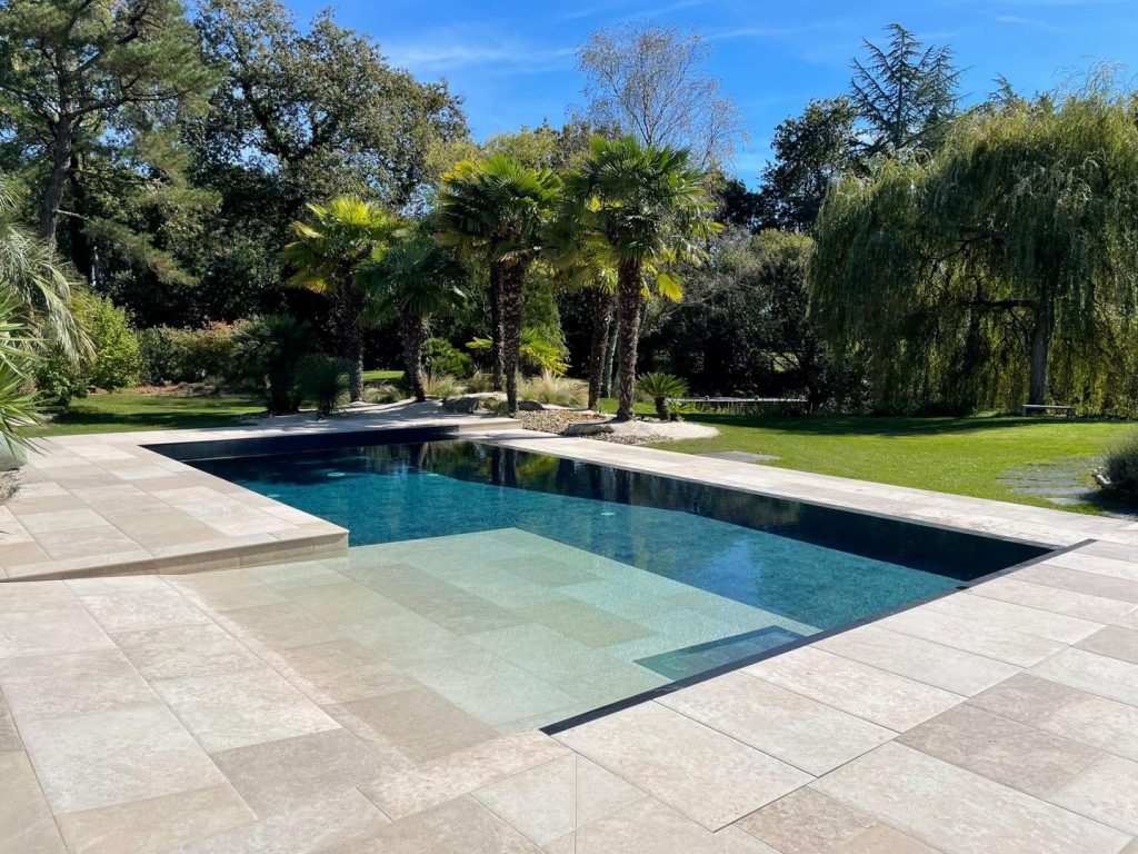 Tendance carrelage Piscine avec plage californienne - Tiber, carrelage aspect travertin