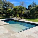 Piscine avec plage californienne - Tiber, carrelage aspect travertin