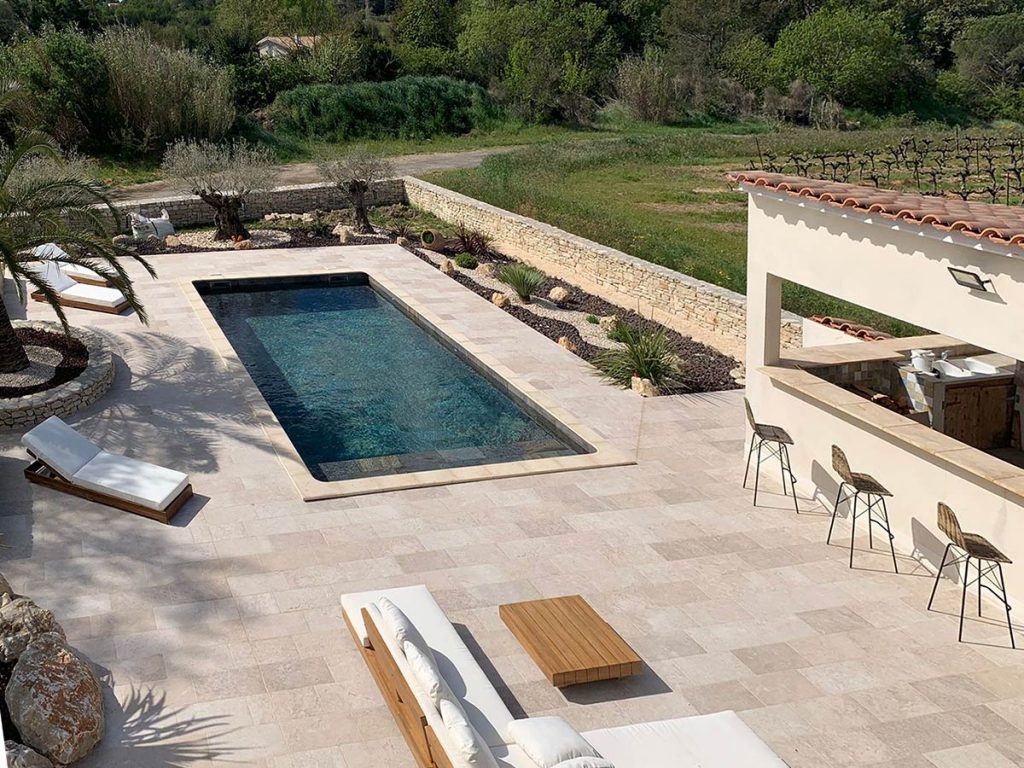 Terrasse et piscine aspect travertin avec la collection Tiber de Novoceram
