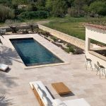 Terrasse et piscine aspect travertin avec la collection Tiber de Novoceram
