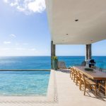 Piscine avec vu sur mer, carrelage pierre de Bali Zéphyr de Novoceram