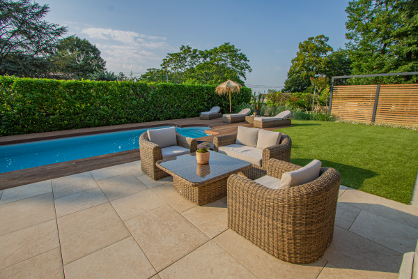 Une terrasse en effet travertin dans le Sud-Ouest