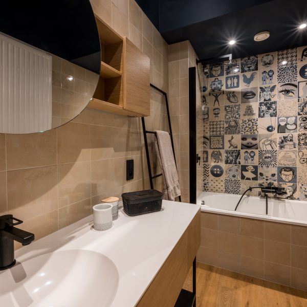 Salle de bain moderne avec Carrelage aspect Azulejos Indigo de Novoceram - Marie's Home