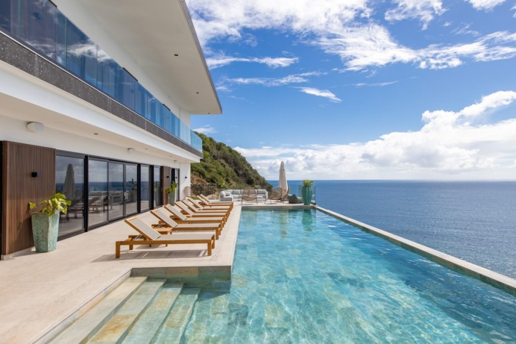 Bassin de piscine avec carrelage en teintes naturelles beige et taupe, tendance 2025