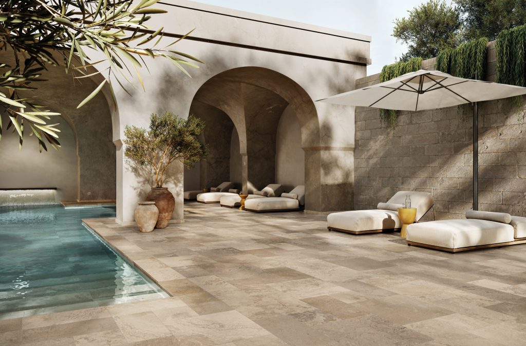 Continuité visuelle entre carrelage de plage et intérieur de bassin de piscine, tendance décorative 2025