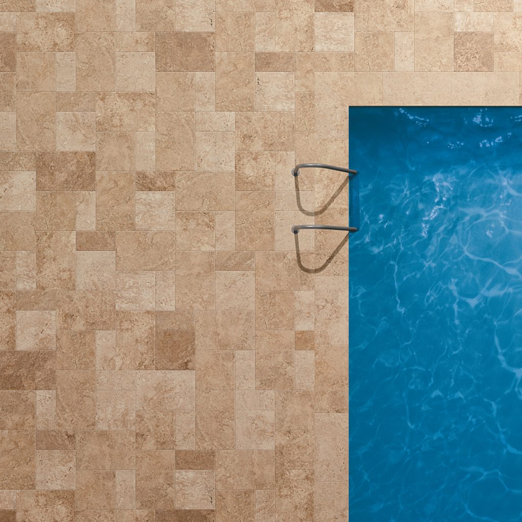 Tendances carrelage piscine 2025 avec grands formats et teintes naturelles pour plages et bassins