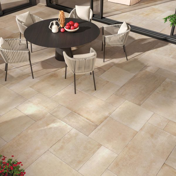 Petite terrasse avec carrelage aspect pierre Sérac Naturel Massilia