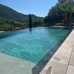 Vue d'exception d'une piscine avec notre collection Solithe