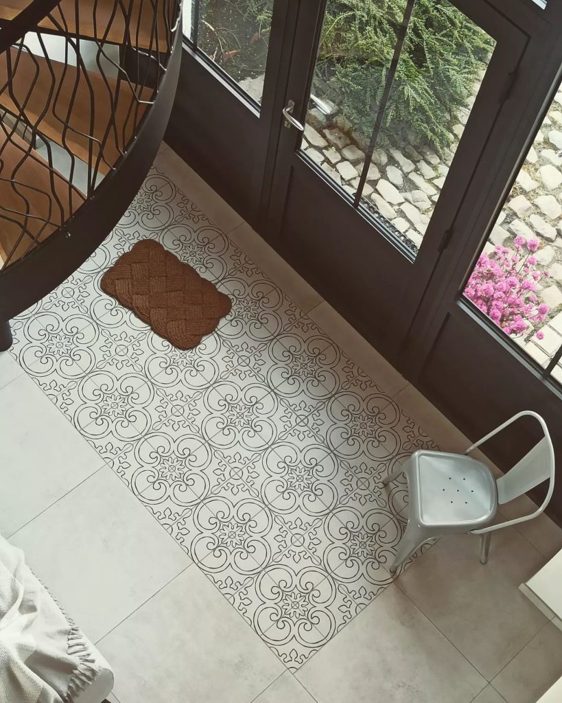 Entrée tapis carrelage aspect carreaux de ciment Bohème de Novoceram by Aline et sa fermette