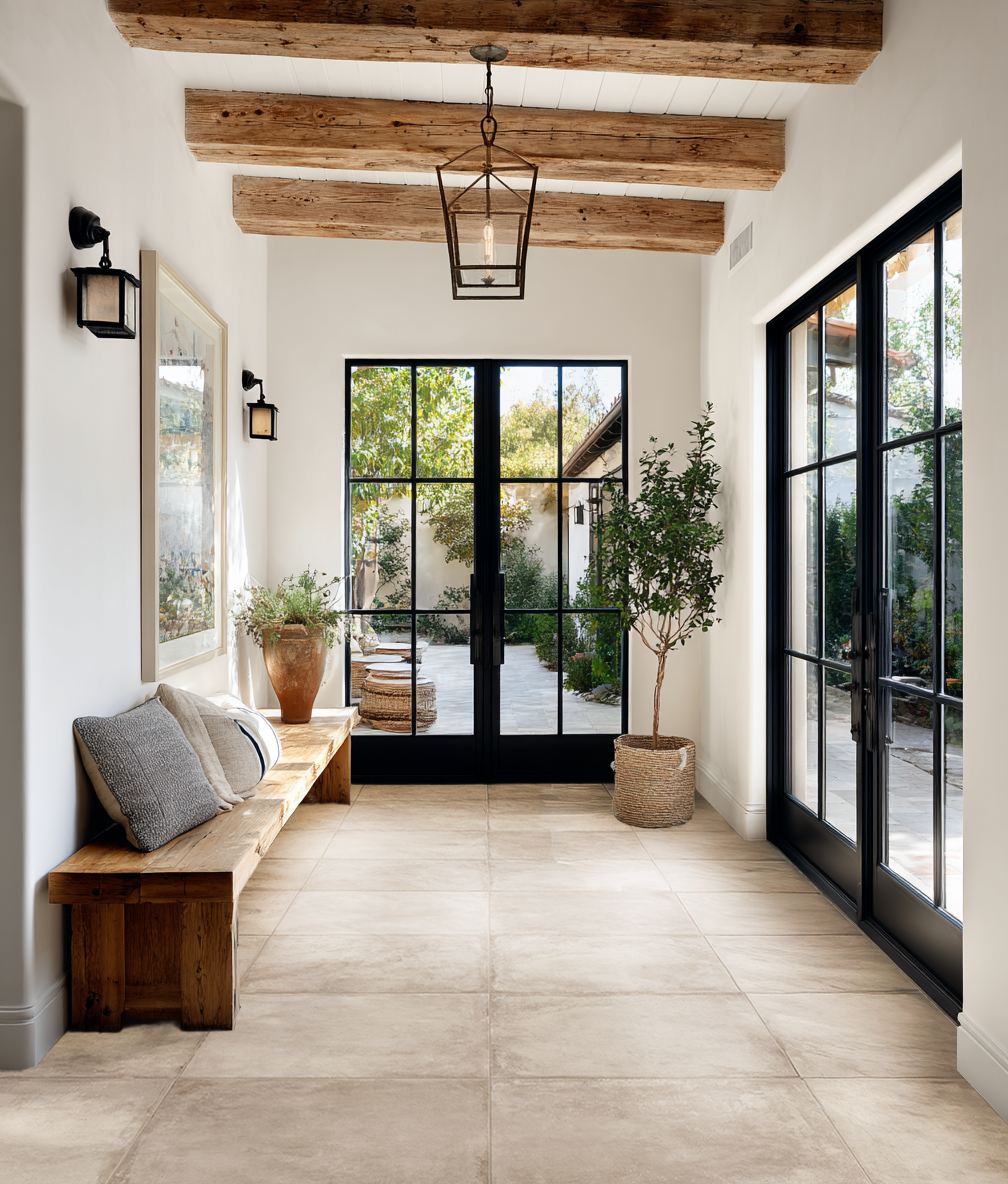 Carrelage pour entrée en carrelage aspect pierre claire et format 80x80 pour donner de la luminosité