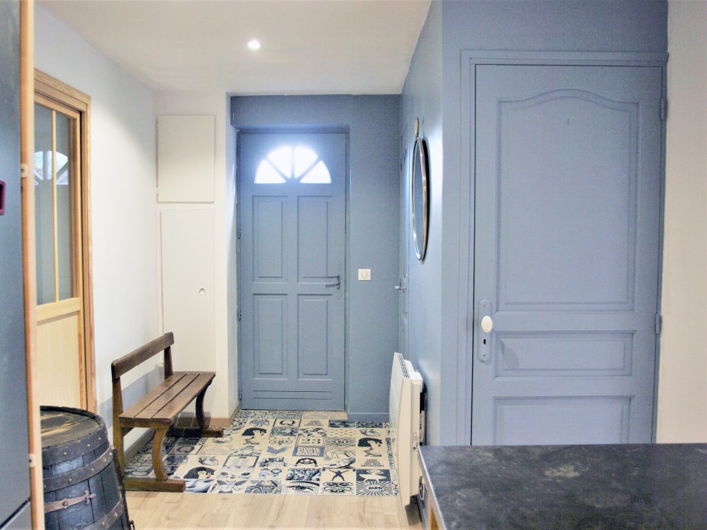 Maison carrelage original pour entrée Indigo de Novoceram Réalisation Mine à la pelle architecture