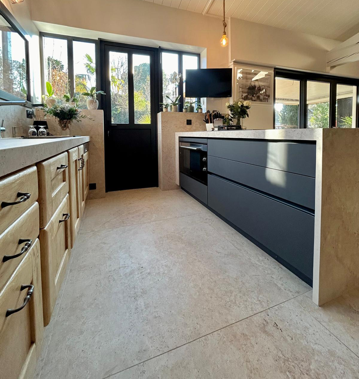 Réalisation Patrick Piguet et Cuisines de Marine - Carrelage îlot de cuisine aspect travertin 