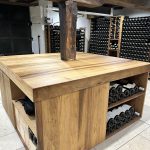 Une cave à vin avec sol carrelé Tiber