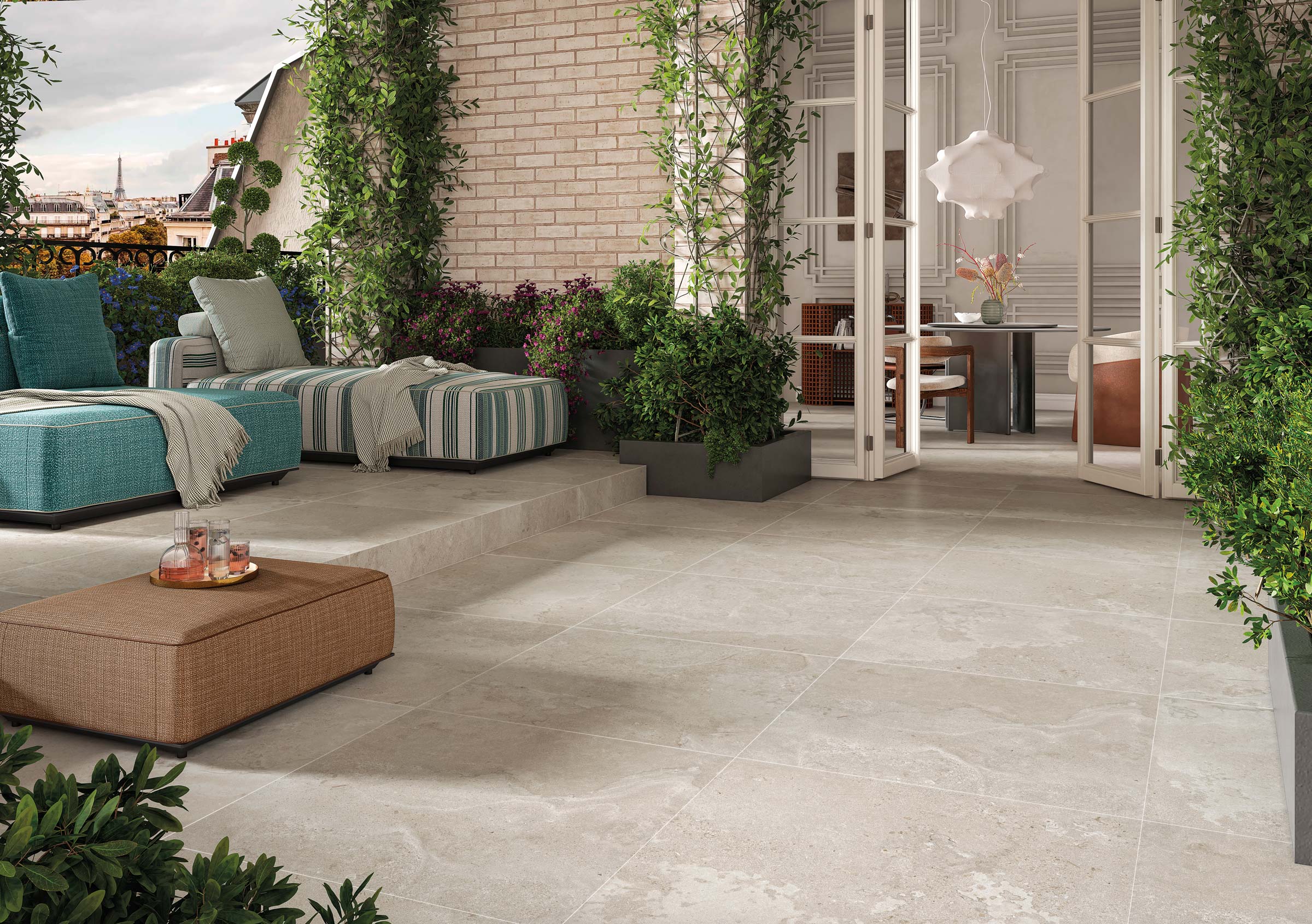 Petit balcon et carrelage clair