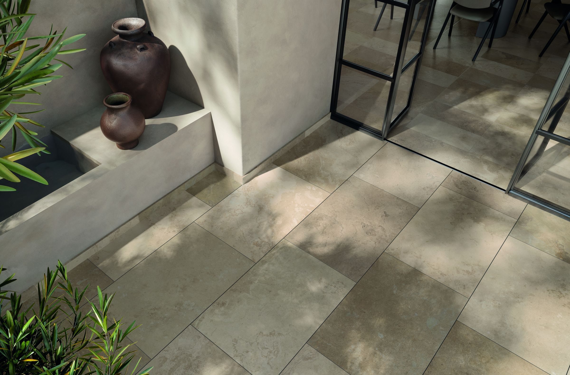 Carrelage effet pierre sur petit balcon, collection Solithe Novoceram, sol qui s'efface pour laisser respirer l'espace