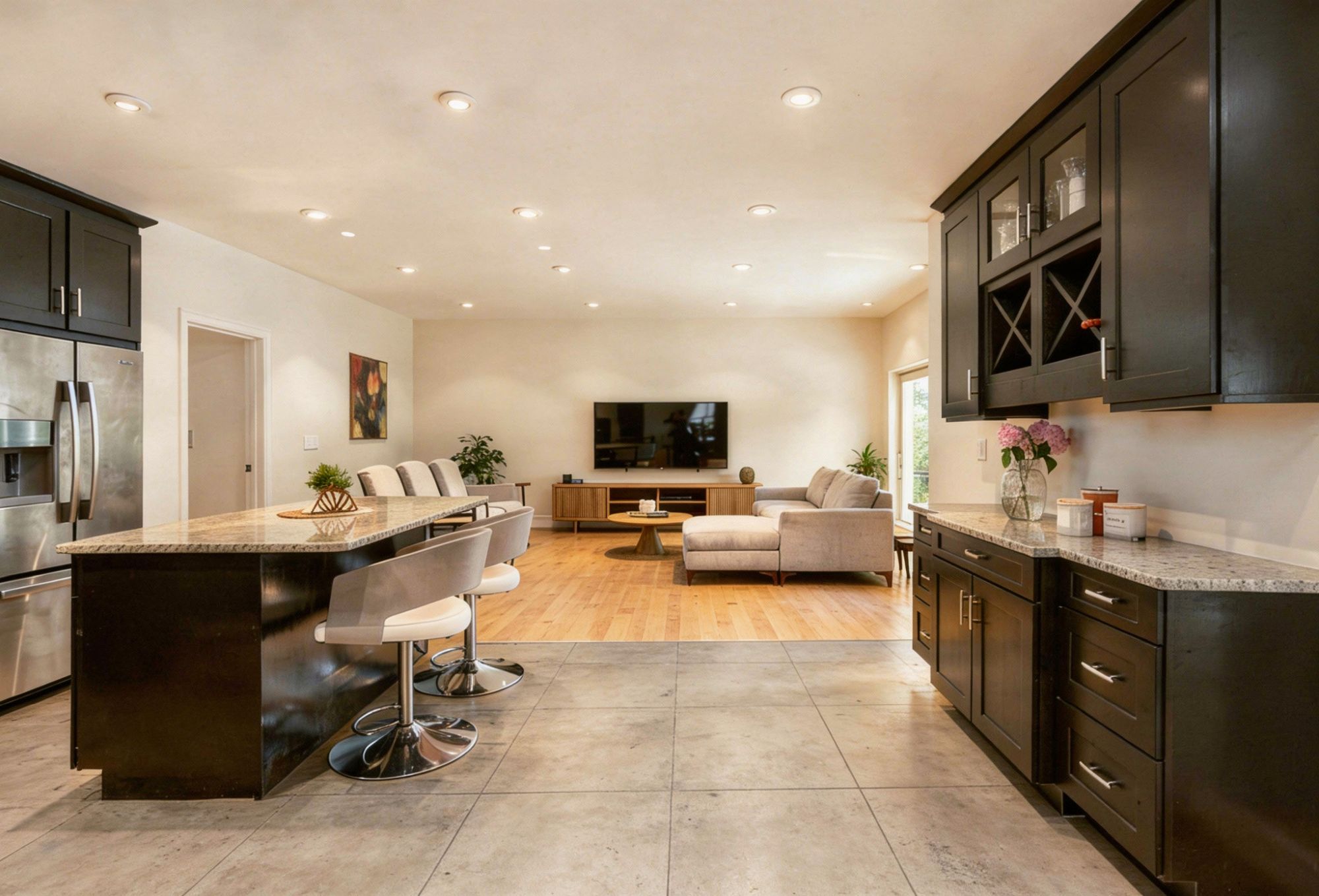 cuisine ouverte carrelage effet bois et carrelage effet béton