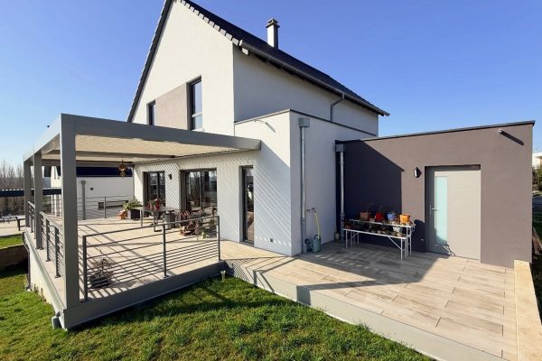 Une terrasse panoramique en carrelage effet bois