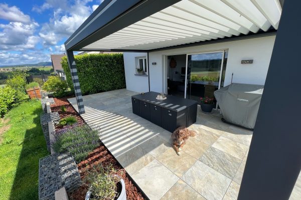 Aménagement extérieur avec carrelage effet pierre de Bali