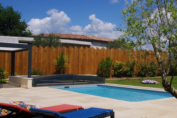 Aménagement paysager avec terrasse aspect travertin