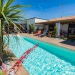 Piscine avec plage aspect bois collection Tablon - G.Despagnet