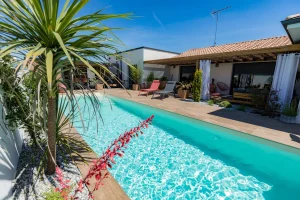 Piscine avec plage aspect bois collection Tablon - G.Despagnet