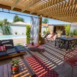 Terrasse ombragée avec carrelage aspect bois - G.Despagnet