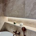 Baignoire avec carrelage aspect pierre - Colombine Viallet Architecte