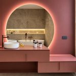 Miroir circulaire avec meuble rose - Colombine Viallet Architecte